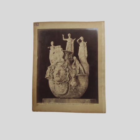 Fotografia Albumina Brogi Museo Nazionale Napoli,Vaso decorato di statuette rappresentanti dei miti di Diana Canosa di Puglia n. 12585