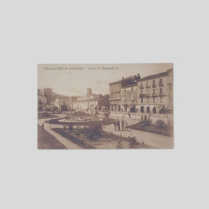 Vallo della Lucania Piazza Vittorio Emanuele II con fontana e giardino Cartolina d'epoca recto
